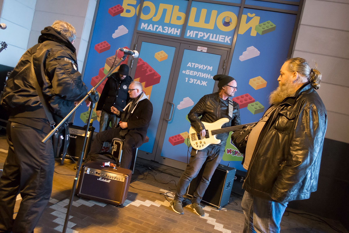 Борис Гребенщиков выступил на улице в Калининграде