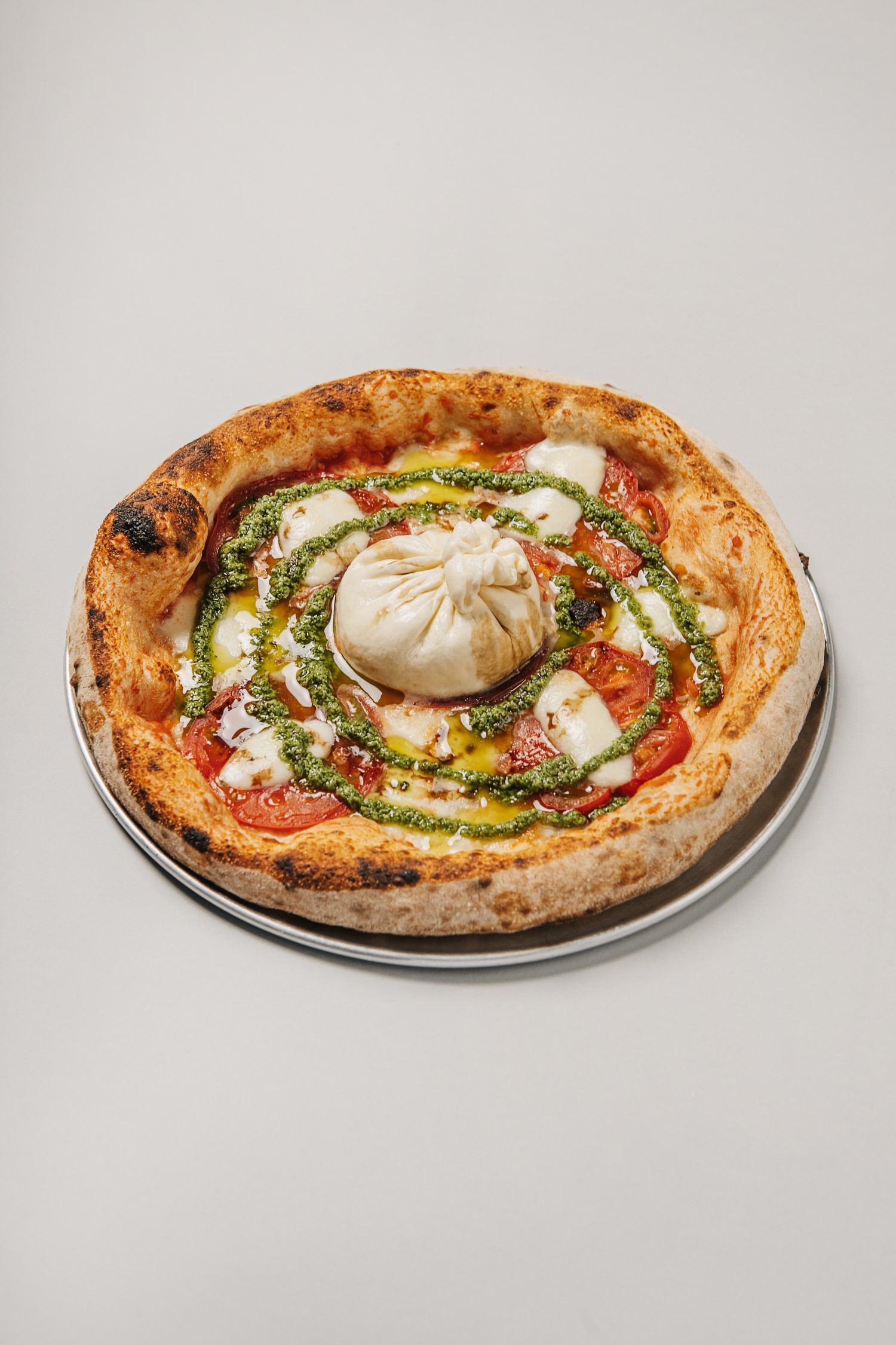 Пицца на воздушном тесте, приготовленном на закваске, с молодым сыром буратта, свежими томатами и песто из щавеляФото: 3