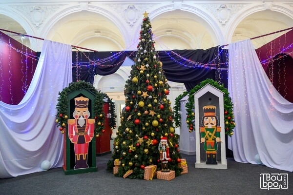 Новогодние чудеса: В Калининграде проходит выставка «Щелкунчик и другие новогодние истории»