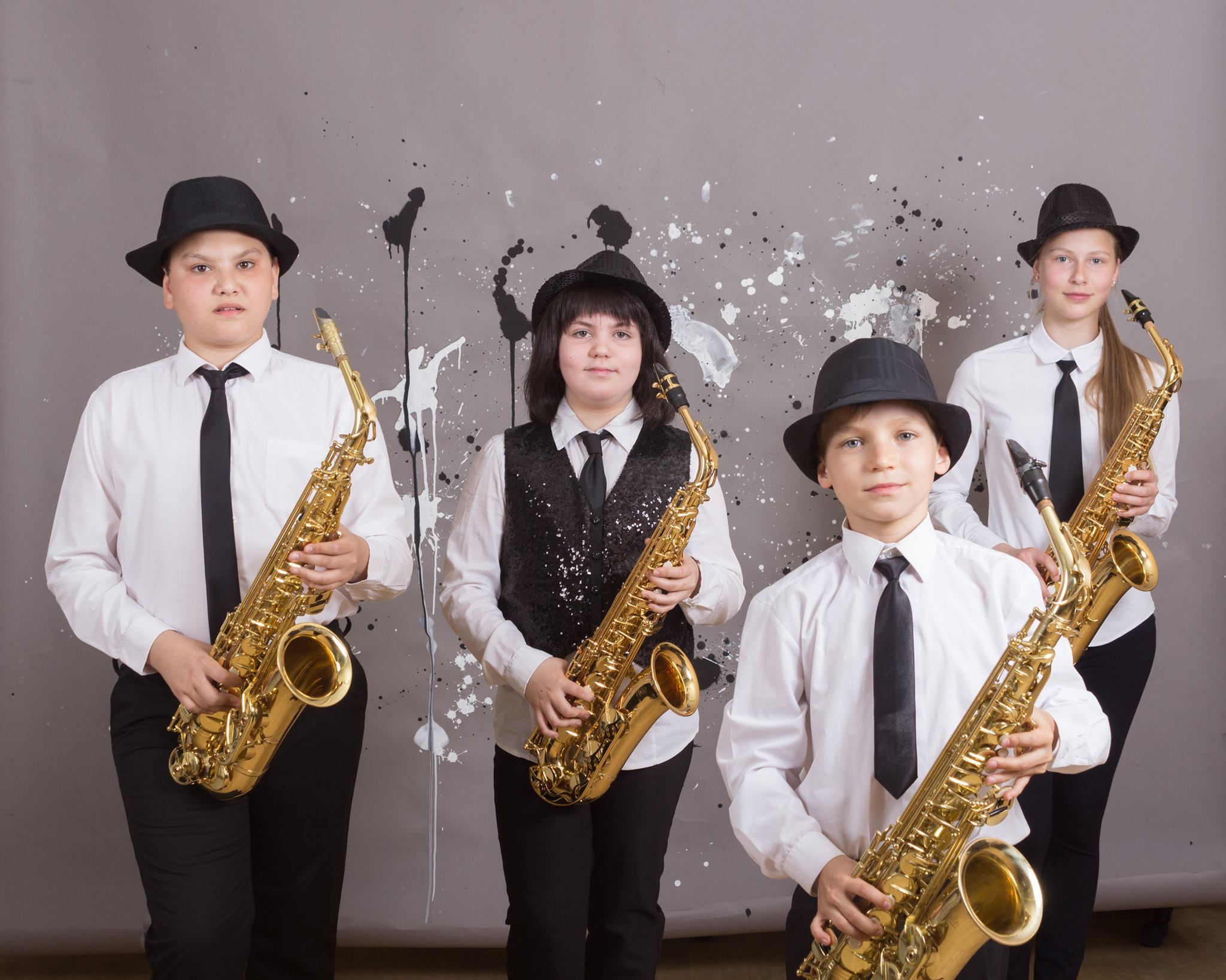 Танец с саксофонами в детском. Саксофон дети. Детский джазовый оркестр. Дети музыканты. Юный саксофонист.