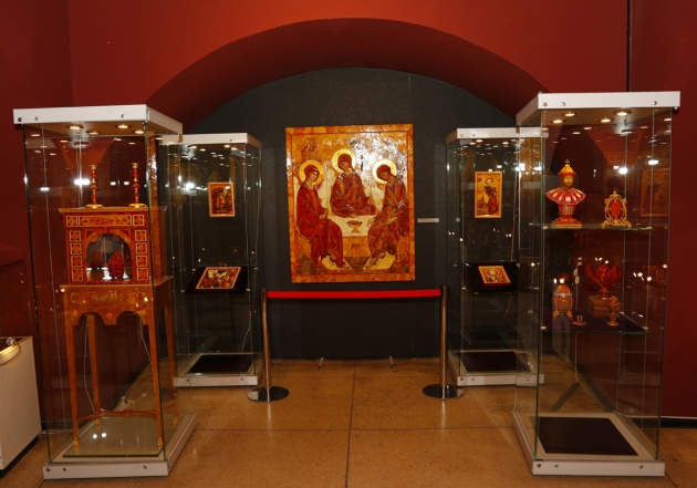 С 14 июня по 1 сентября:  Выставка «Янтарь Александра Крылова»