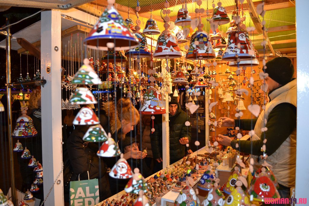 Новогодняя выставка: У монумента «Родина-мать»