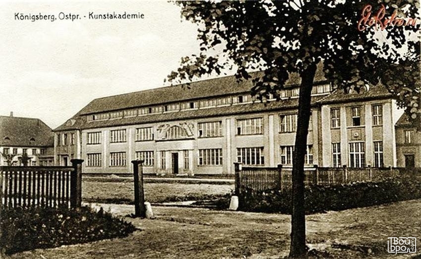 Ратсхоф: Академия художеств, Геркулес, Поплавок