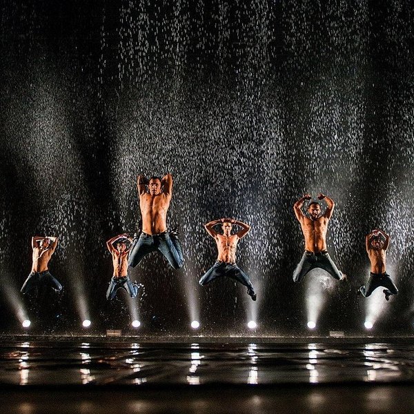 Спектакль: «Шоу под дождём»