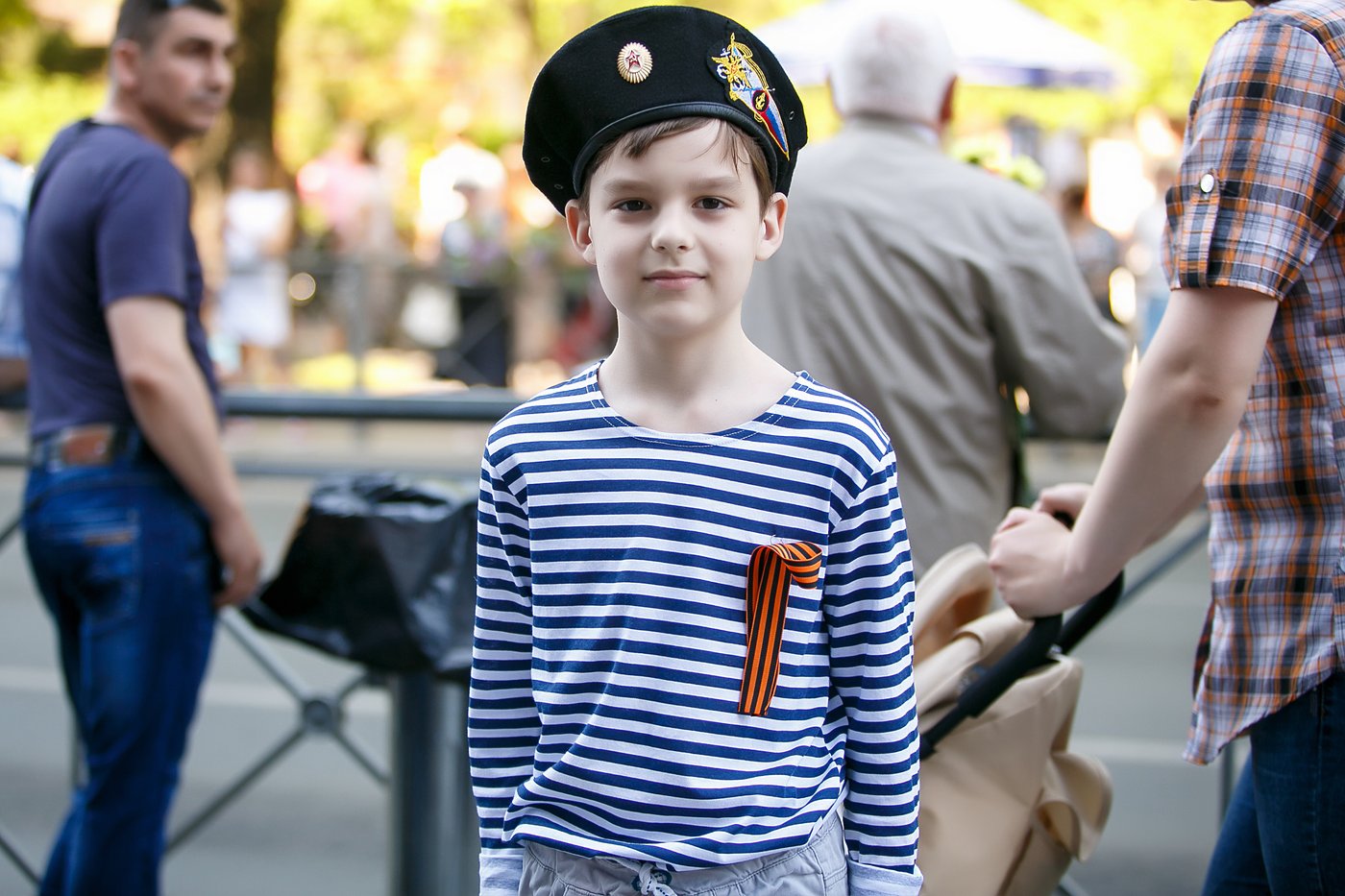 Никита Анищенко, 9 лет:- Мы ходим на парад каждый год. Но так оделся я только в этом году, дедушка с бабушкой нашли форму. Чтобы поздравить родных, я делаю рисунки. На этот раз нарисовал победу. Может быть, когда вырасту, стану военным, чтобы тоже защищать Родину. 