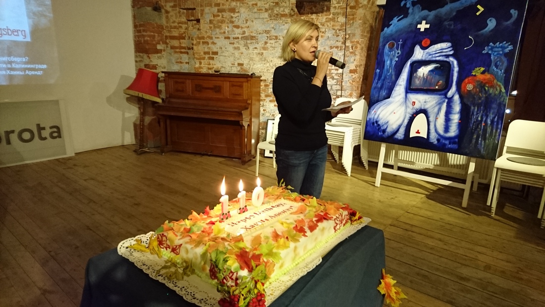 На фото ниже:Торт для именинницы и Светлана Колбанёва. К слову, больше нигде в мире к юбилею Ханны не подготовили тортик со свечками. 