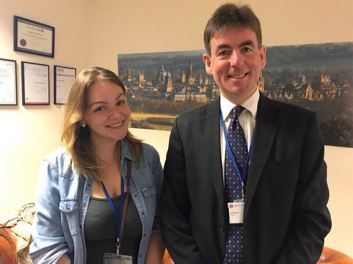 Преподаватель Сабина с директором школы-партнера Oxford House в Оксфорде, Великобритания. 