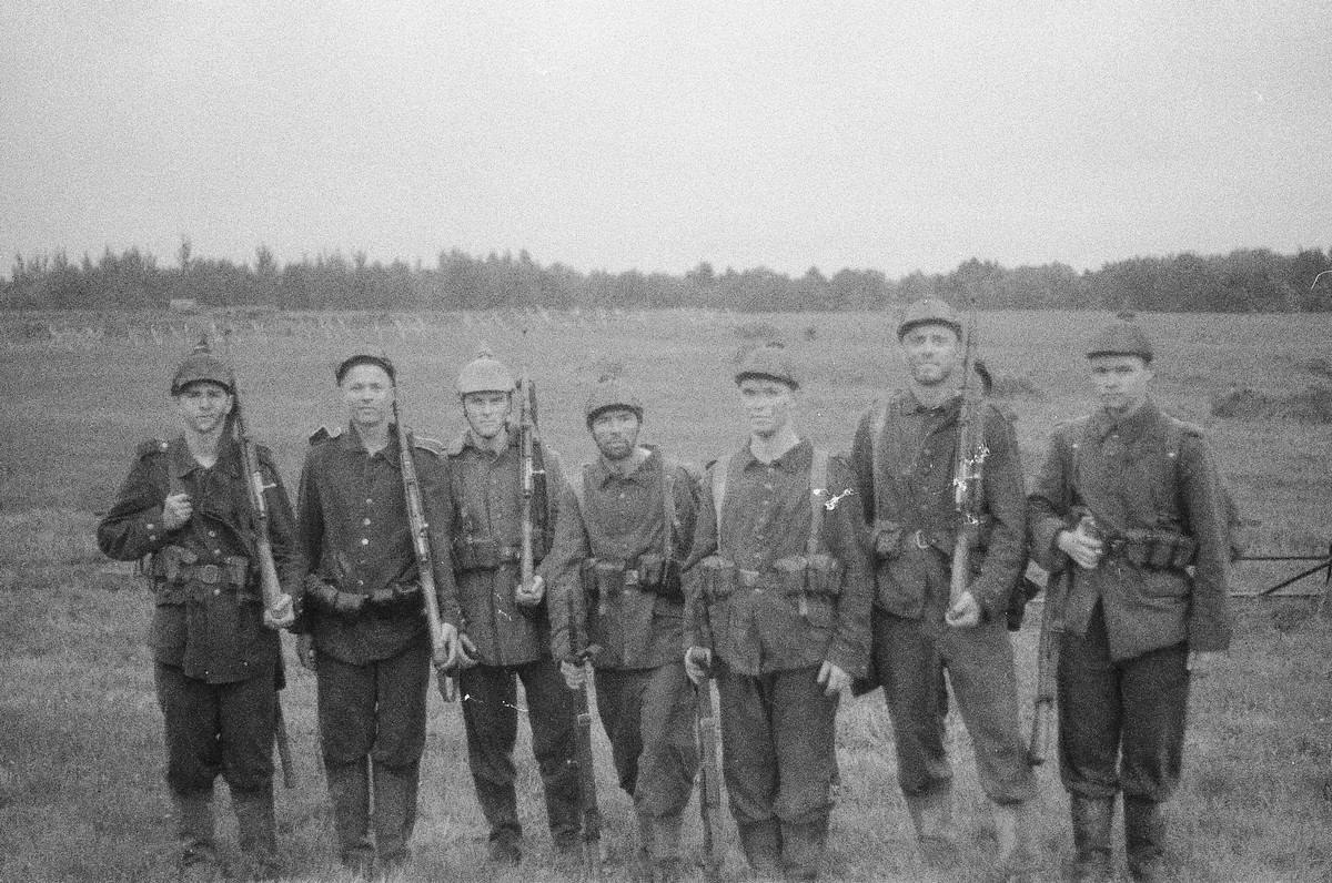 Дмитрий Иванченко (на фото – крайний справа)В жизни: студент, 2-й курсНа поле битвы: рядовой Германской имперской армии, фотокорреспондент  