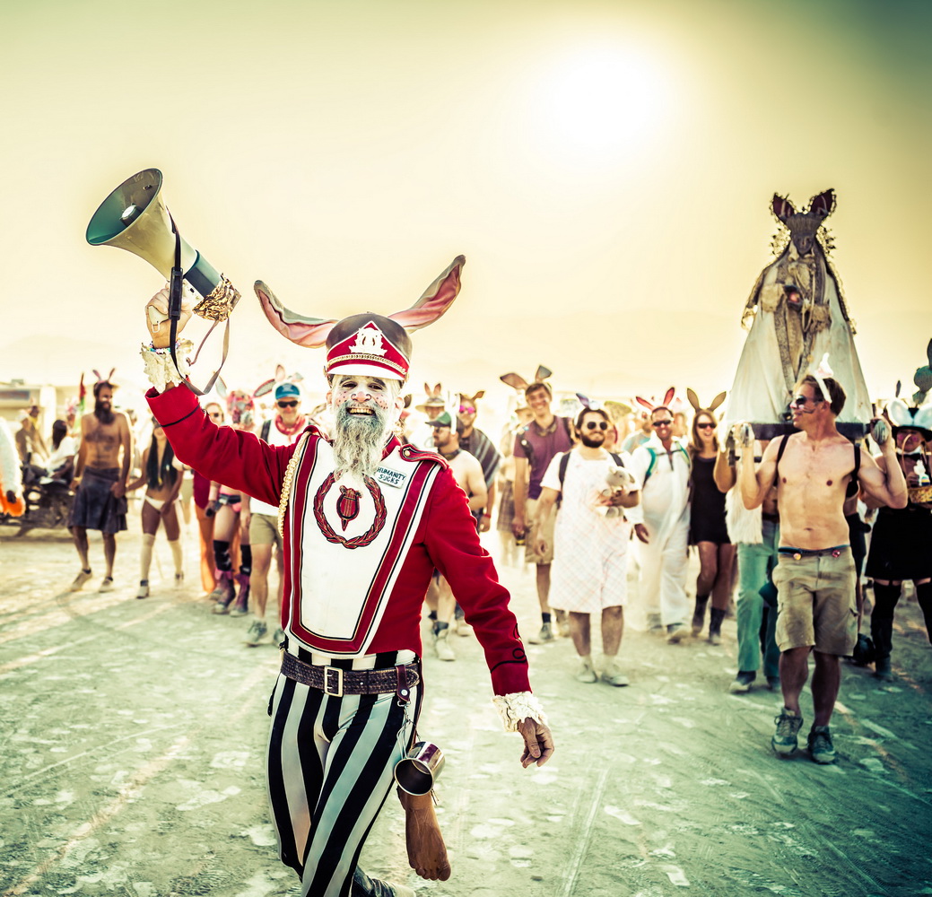 Burning Man – фестиваль, который более 30 лет проводится в американской пустыне Блэк Рок, штат Невада. На протяжение 8 дней в августе и сентябре он собирает десятки тысяч людей со всего мира. Это событие также называют фестивалем миллионеров – каждый год туда отправляются звёзды шоу-бизнеса, селебритис всех мастей и топ-менеджеры крупнейших IT-корпораций вроде Google или Tesla, чтобы расслабиться, насладиться уникальной атмосферой и полностью отдаться самовыражению. Неподалеку от подобных компаний и оказалась в этом году компания трёх калининградцев. 