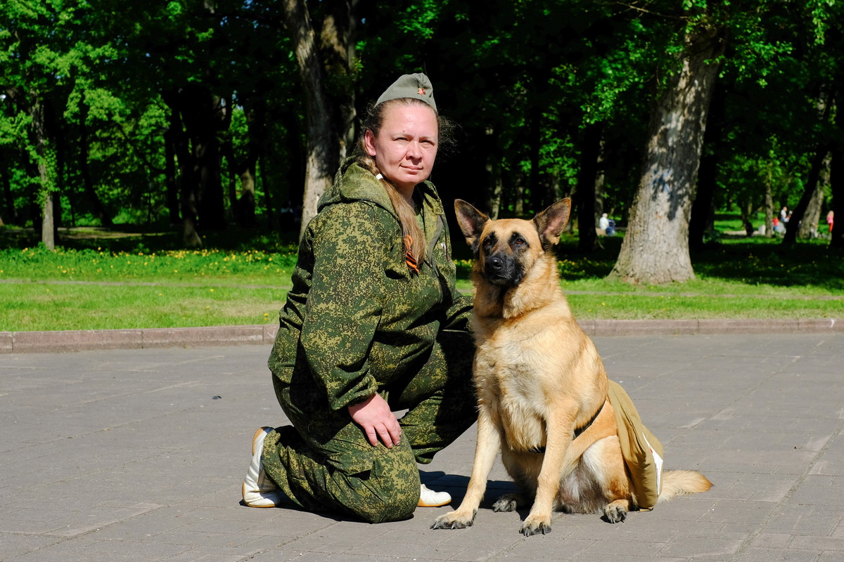 Юлия Супрунова, руководитель приюта для кошек-инвалидов «Дом для одиноких кошек» и дворняга Эльза 