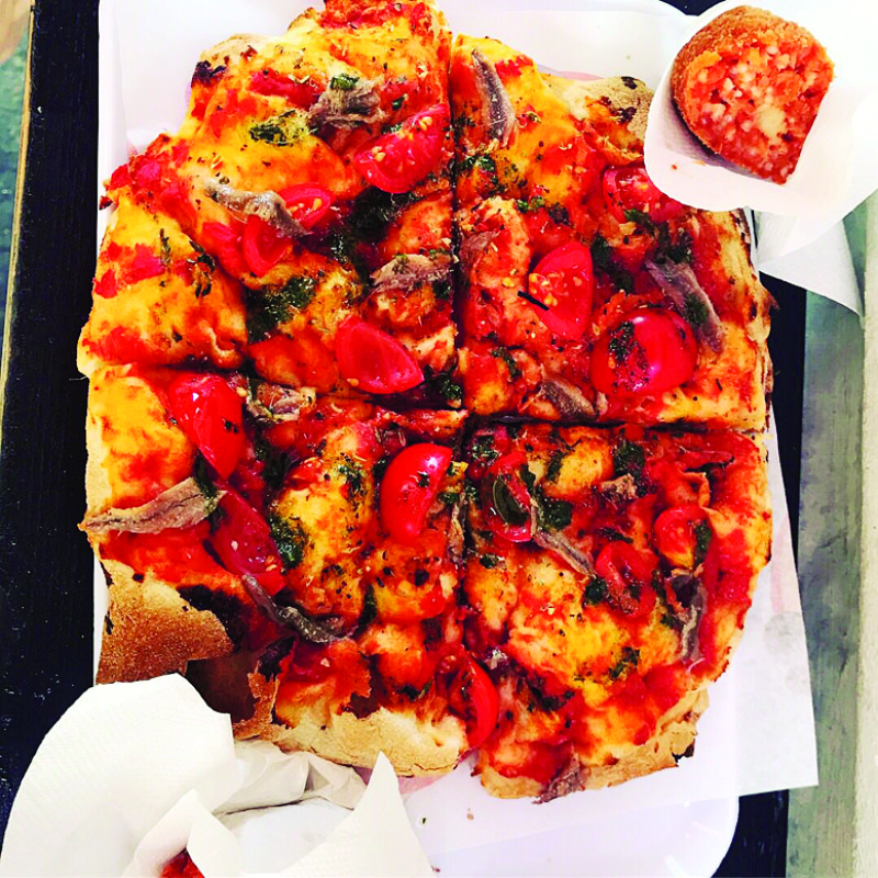 Римская пицца – с сухим и хрустящим тестом, неаполитанская – сочная 