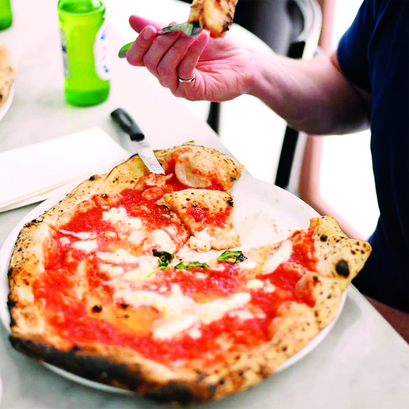 Римская пицца – с сухим и хрустящим тестом, неаполитанская – влажная 