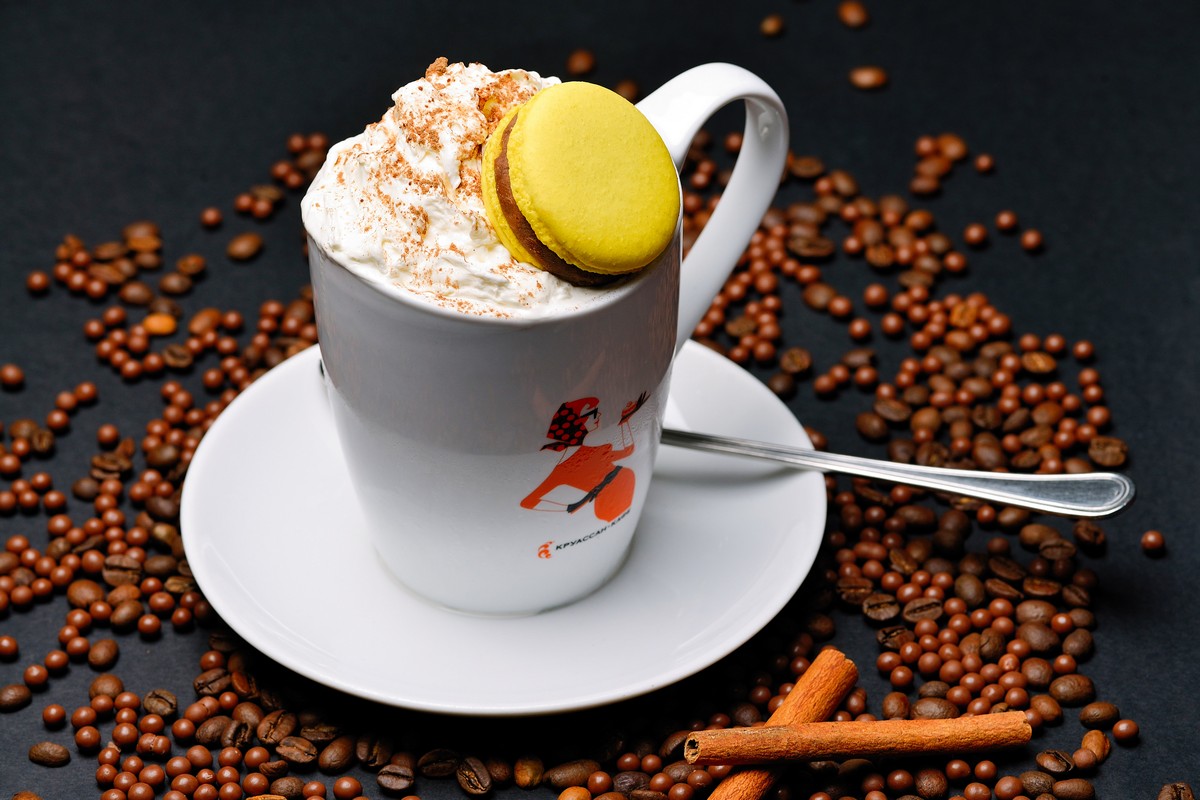 Пряный кофе с какао подаётся со взбитыми сливками и макароном Маракуйя.Напиток не только носит королевское название, но и соответствующий вкус — изысканный и тонкий. 