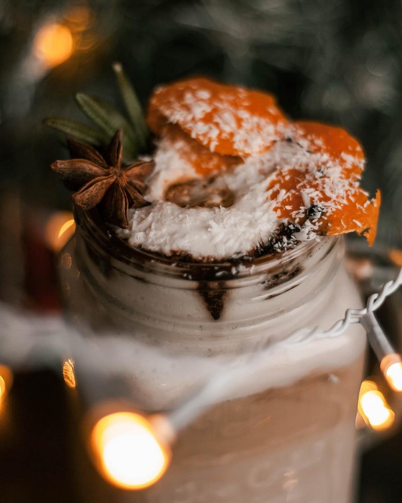 Эдакая вариация на тему «Раффаэло», но с новогодними нотками. Латте с апельсиновой цедрой, кокосом и молочным шоколадом. 