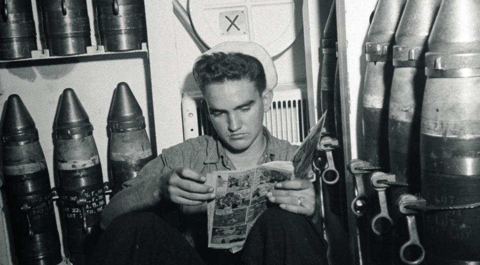 Американский солдат читает комикс, 1943 г. Комиксы про Супермена включали в солдатский паёк для поднятия духа. Фото: kommersant.ru 