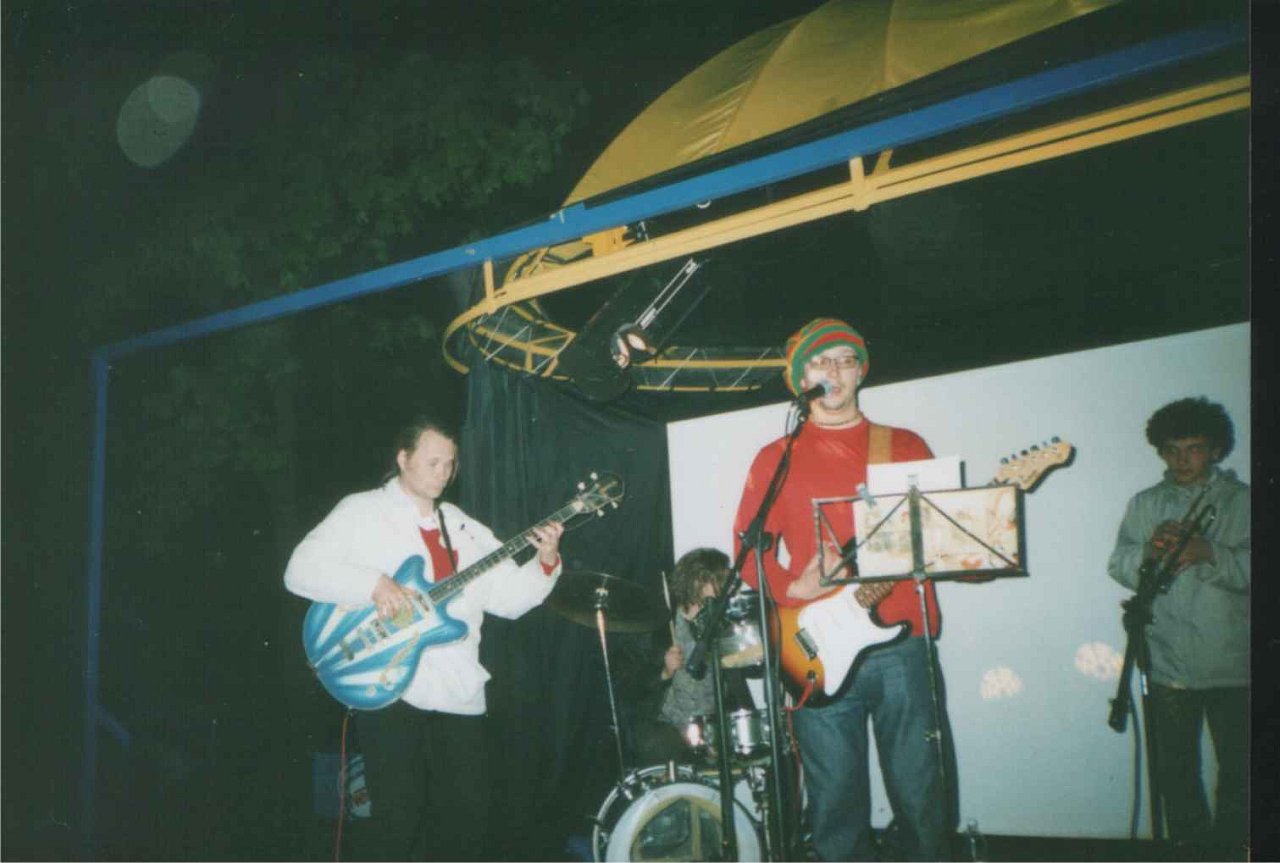 Концерт в кафе «Балтика» группы Рас-Клад, лето 2002 г.Фото из сообщества, посвящённого памяти лидеру коллектива Игорю GUM'у 