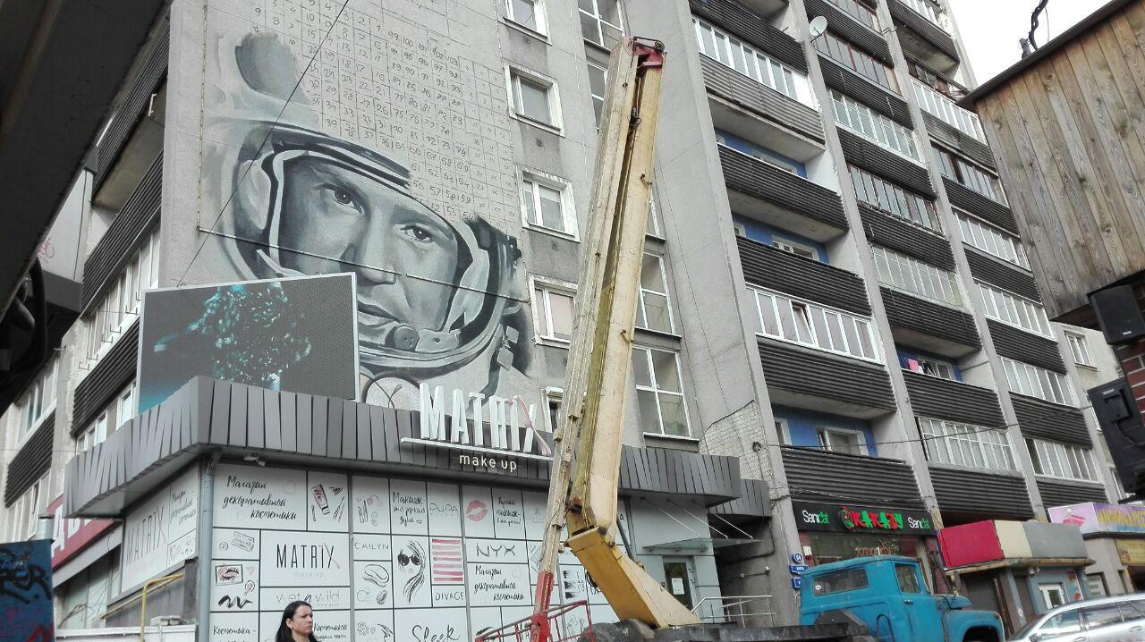 Ровно год назад в Калининграде на стене одного из многоэтажных домов на ул. Леонова появился портрет знаменитого космонавта. Почему именно на этом здании? Оказывается, не только потому, что всё в округе носит имя Леонова, а потому что в этом доме жил брат знаменитого космонавта. 