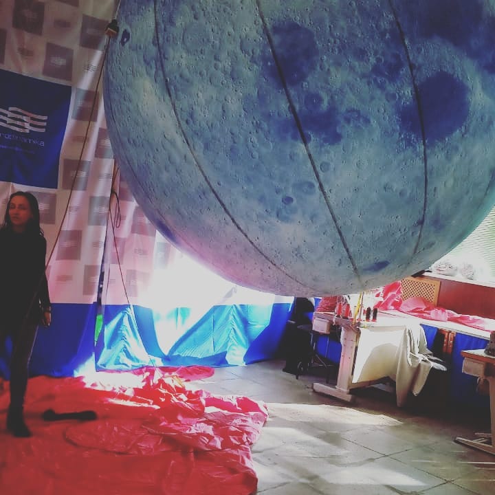 В планетарии им. Бесселя появится единственная в Калининграде трехмерная модель Луны размером три метра в поперечнике. По словам директора учреждения Константина Гуськова, глобус естественного спутника Земли доставят из Москвы. Это будет второй по величине макет в Северо-Западном округе. 