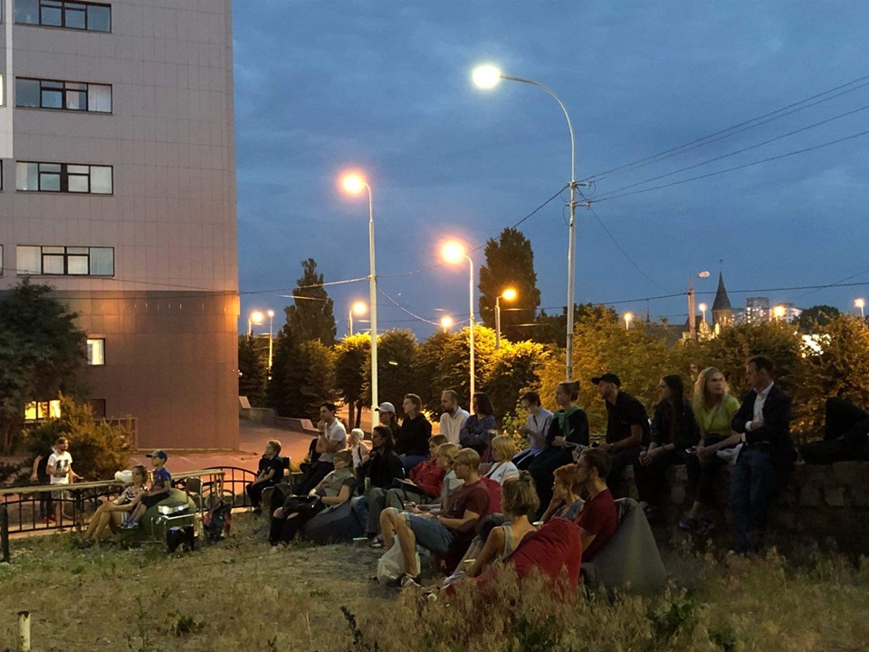 В Калининграде устроили спонтанный кинотеатр под открытым небом 
