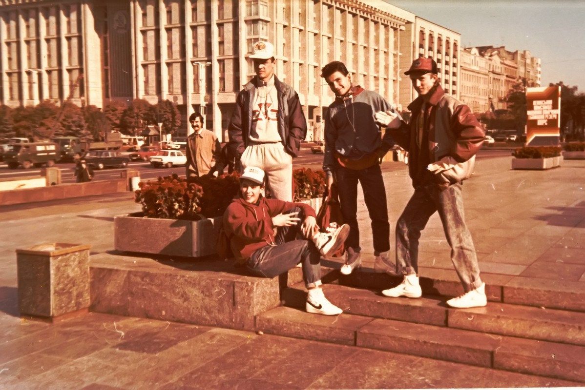 Киев, 1988 год. Участники брейк-данс дуэтов «Белые перчатки» и «Точка замерзания»: ШEFF, Михей, Боча и Моня. 
