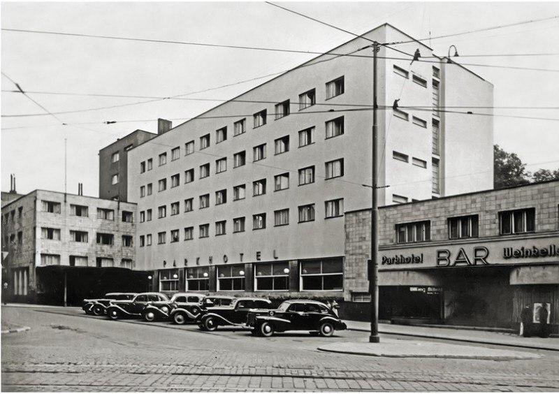 Бизнес-центр, бывший Парк-отель (ул. Сергеева, 2). Это был один из лучших отелей Кенигсберга, с подземной парковкой, дорогим пивным рестораном и дубовой рощей. Вы узнаете в этом доме самый элитный отель 30-х — Parkhotel. 