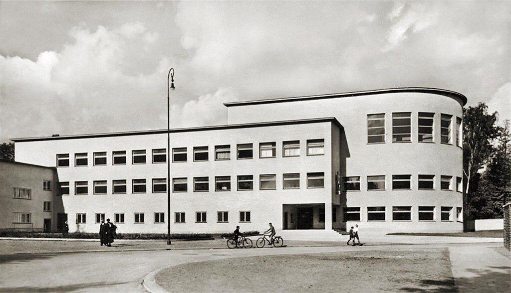 Здание «Калининградгазвтоматики», бывший Анатомический институт Кенигсбергского университета (ул. Генерала Галицкого, 20). Нынче, с этой розовой покраской, напоминает больше советскую больницу. 