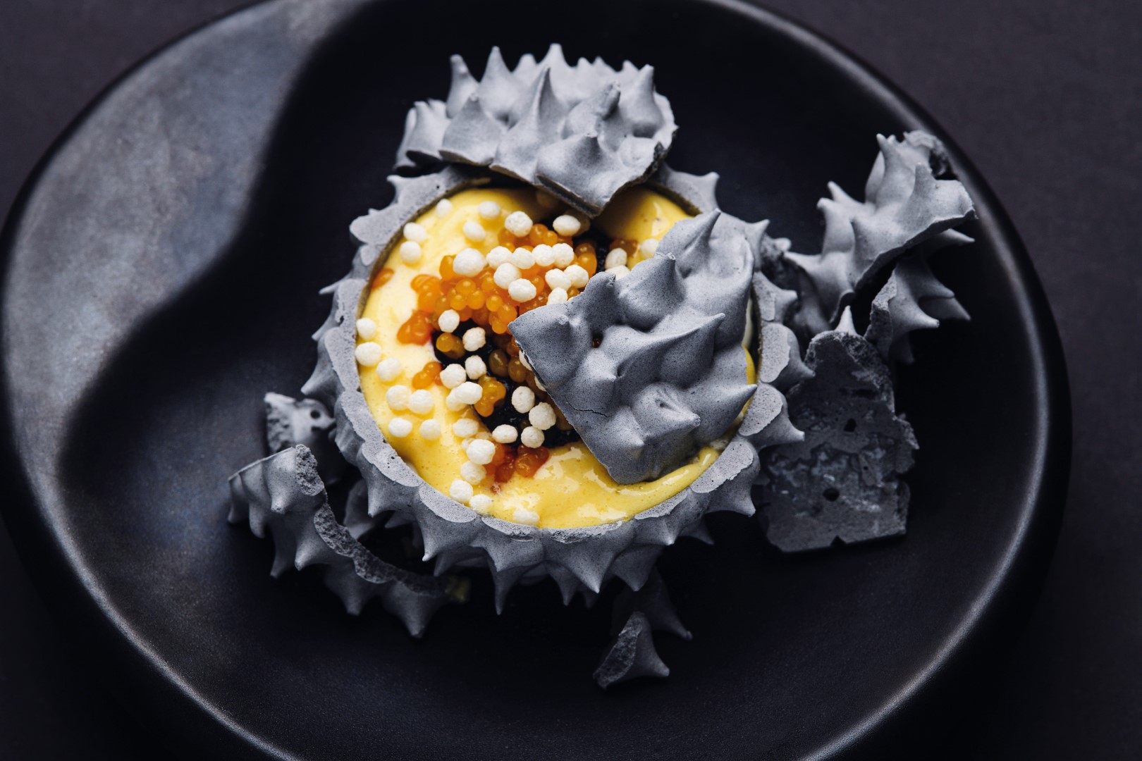 Десерт «Морской ёж» с кремом сабайон из просекко и тропической икрой 