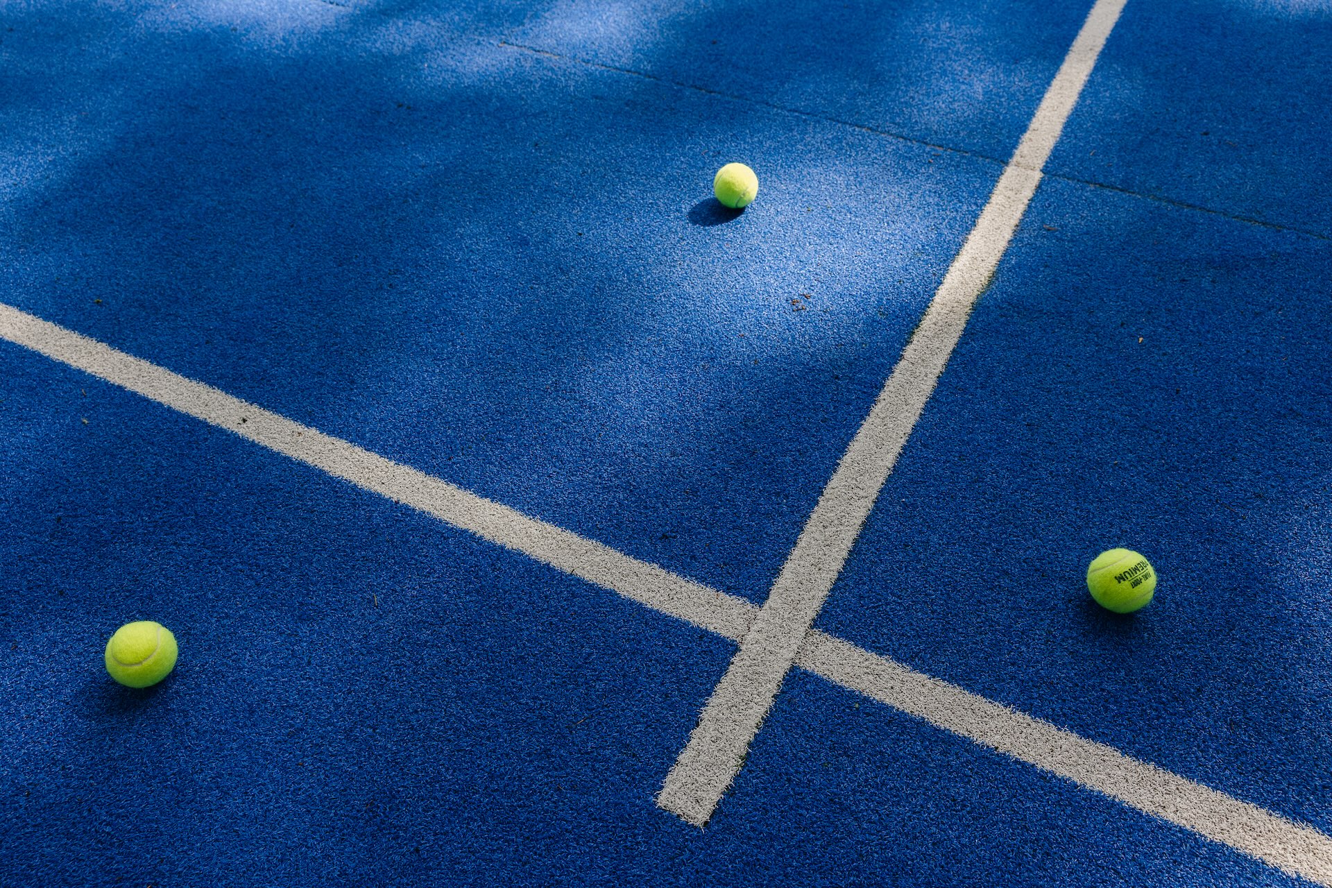 Этим летом на стадионе «Балтика» открылись специальные падел-корты. Их главное преимущество — расположение. Корты утопают в зелени, из них открывается вид на Гостиный сквер и фонтан.Чтобы играть в падел на «Балтике», вам понадобится только спортивная форма. Весь инвентарь, ракетки и мячи входят в стоимость аренды корта. Записаться на пробный урок по паделу можно в соцсетях @tennis.baltica  