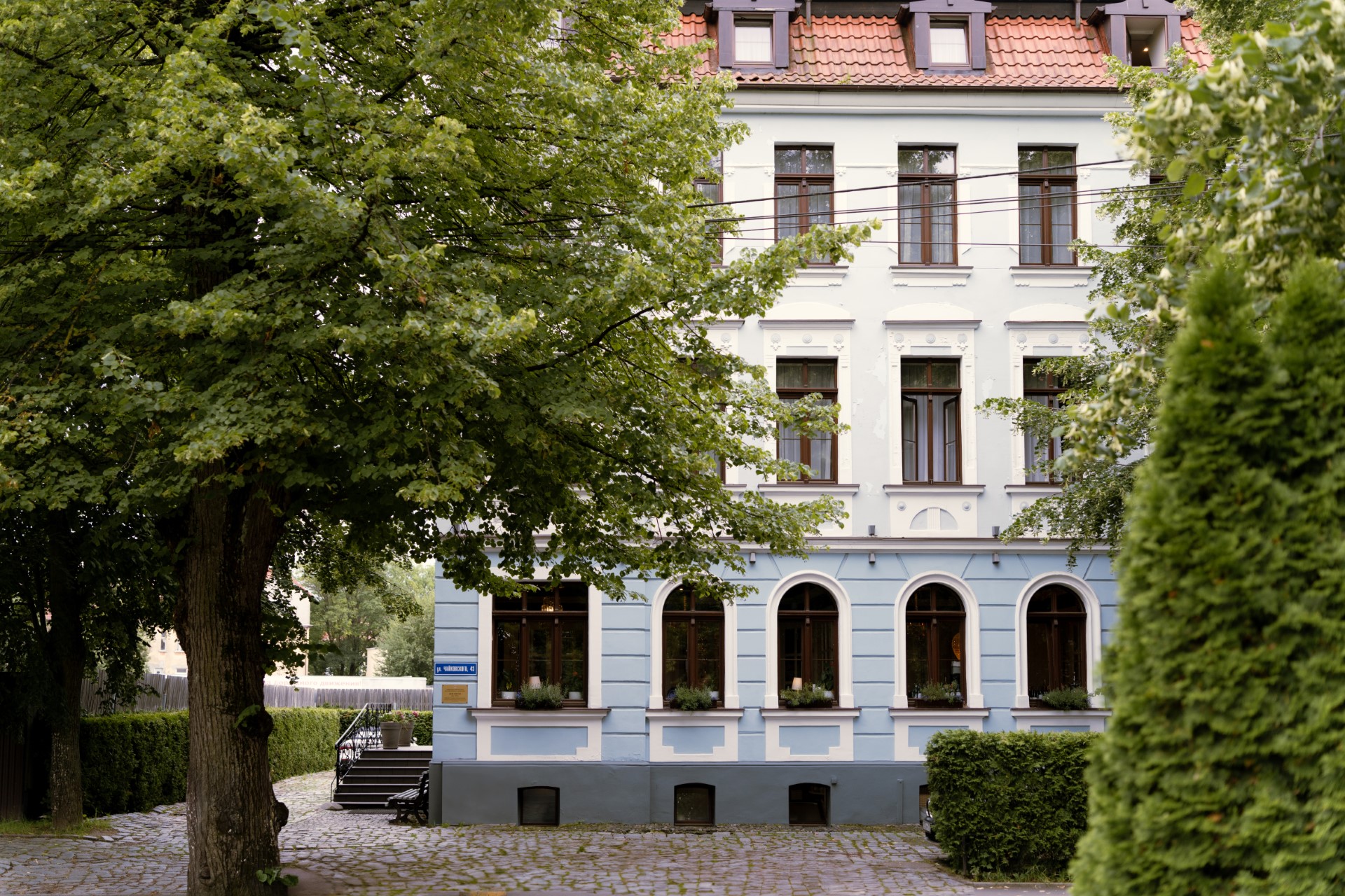 Бутик-отель и ресторан «Чайковский»ул. Чайковского, 43Телефон отеля: +7 (4012) 67-44-43Телефон ресторана: +7 (4012) 67-44-41 Фото №2