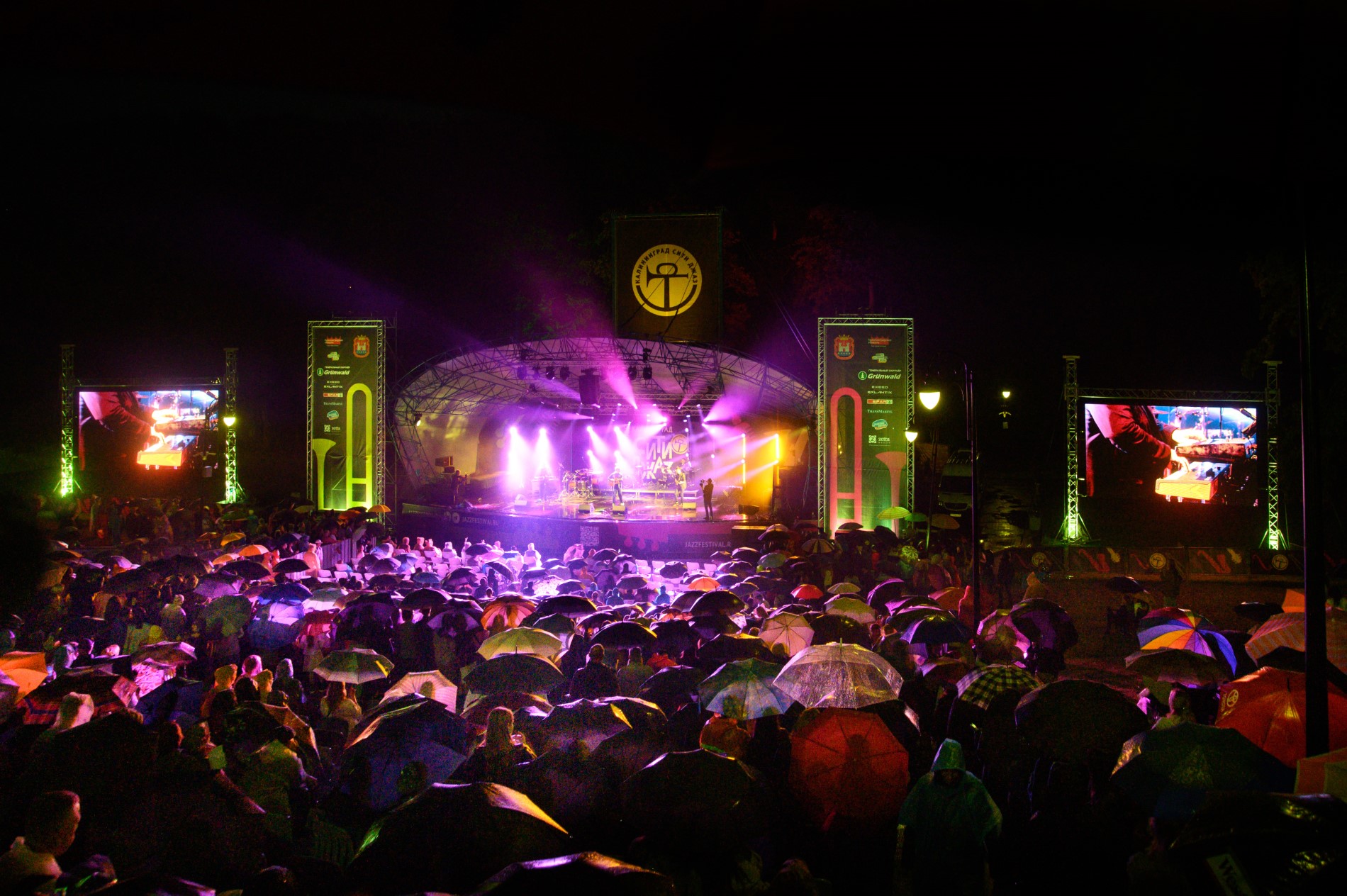 Лидер Brazzaville о песнях, спасающих жизни, и одержимости соцсетями Фото №2