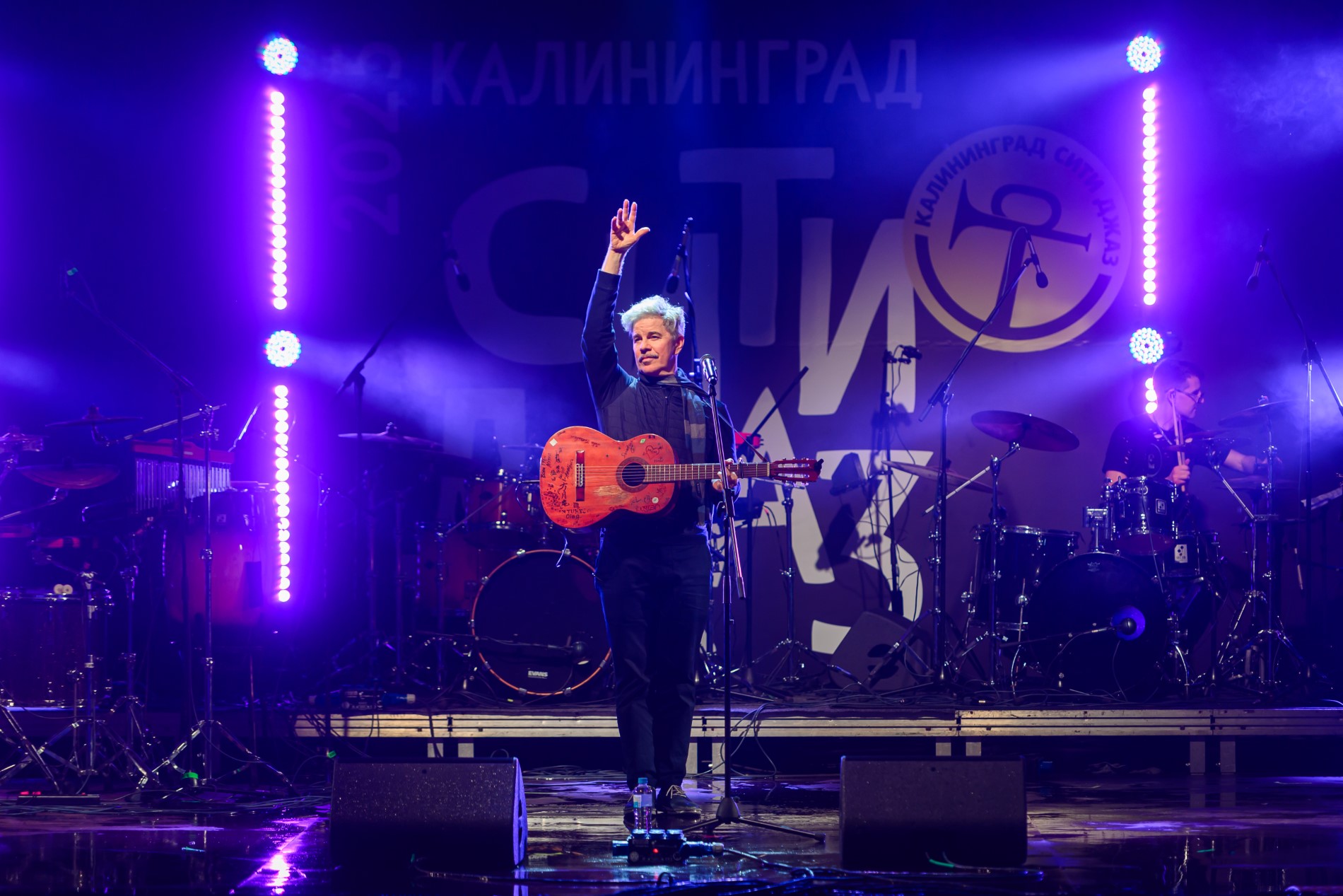 Лидер Brazzaville о песнях, спасающих жизни, и одержимости соцсетями Фото №3