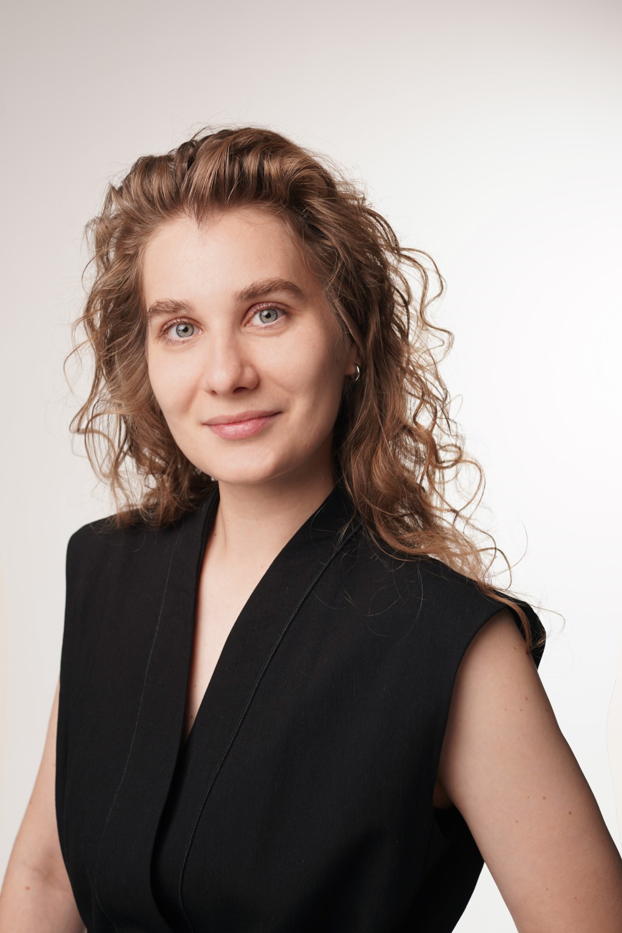 Коротко о себе: Валерия Бейчук, танцовщица, преподаватель современного танца и импровизации, хореограф-постановщик, организатор танцевальных мероприятий, обладатель награды OKE DANCE AWARDS за вклад в развитие танцевальной индустрии Калининграда в 2023 году, руководитель и педагог детской творческой группы «Формы» с 2023 года.  