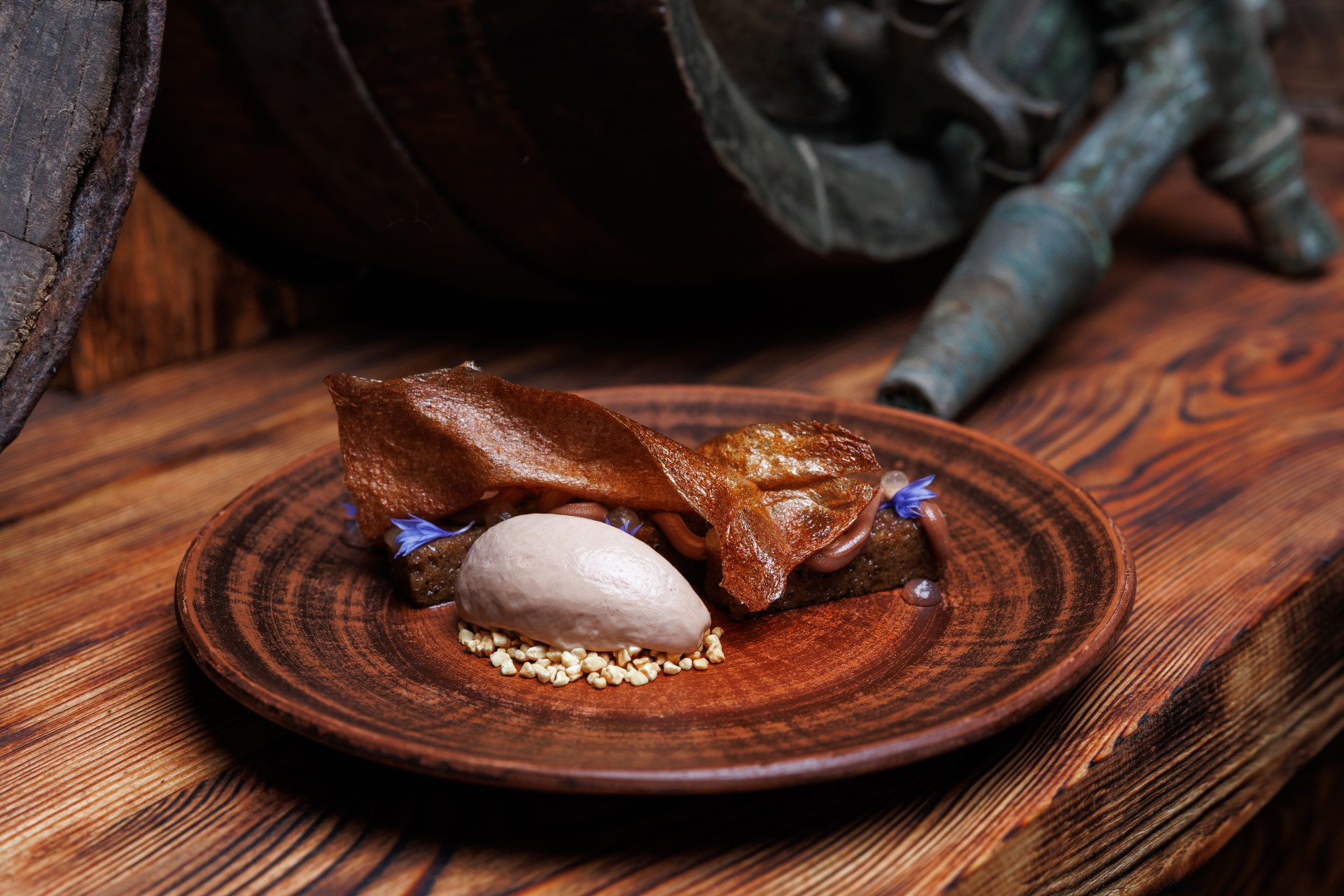 Меню «Ужина с историей» этой осенью● Сезонный амюз-буш● Килька в томатах с гелем из желтка● Реструктурированный баклажан● Горячий холодец с горчичной эмульсией и чипсами из хрена● Суп флек с мятным горошком● Угорь в двух текстурах с соусом из спаржи● Конина с тонким тестом и луковым соусом● Пре-десерт● Десерт «Пиво с бородинским хлебом в четырёх текстурах» Фото №3