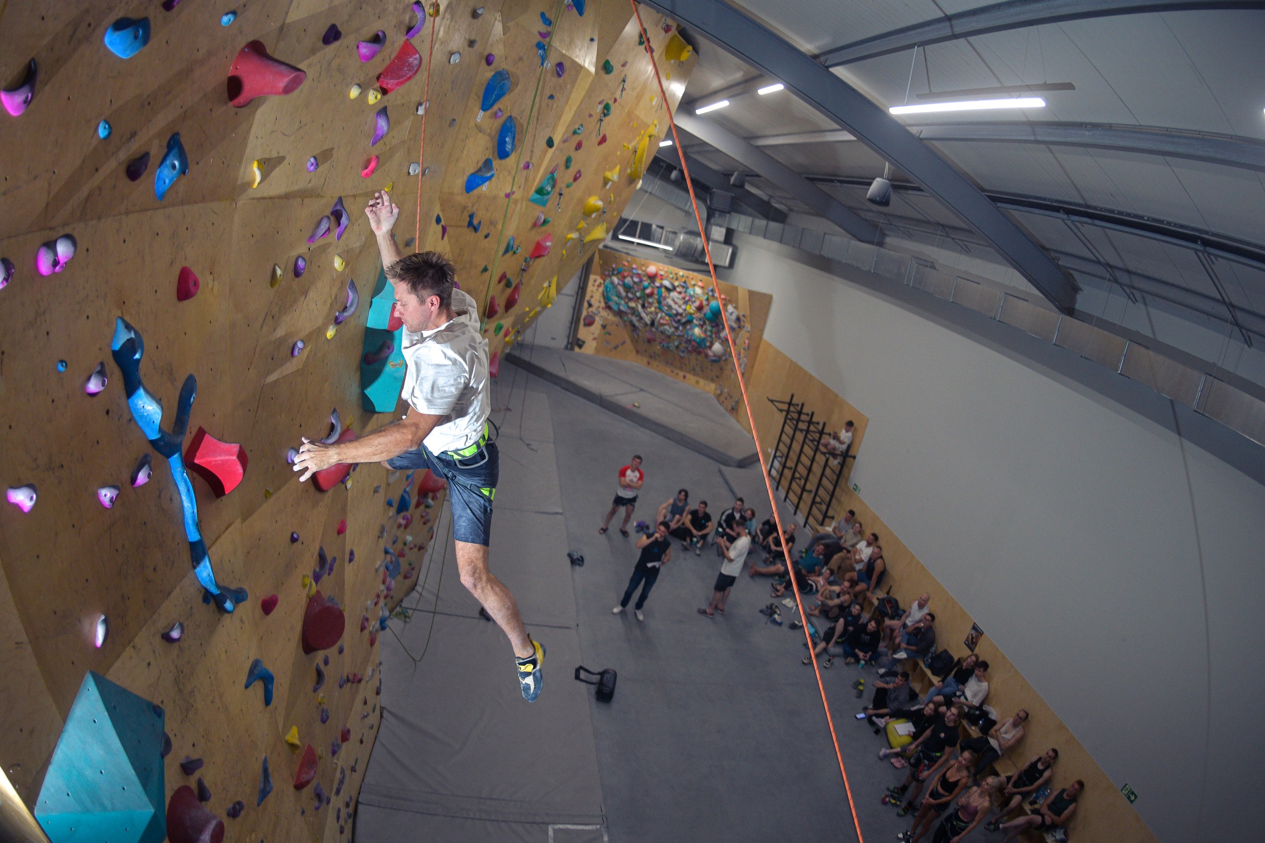 Зависаем на скалодроме и учимся карабкаться по стенам 