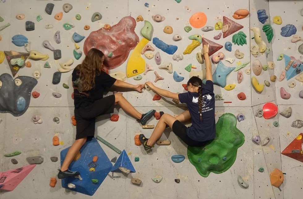 Зависаем на скалодроме и учимся карабкаться по стенам Фото №2