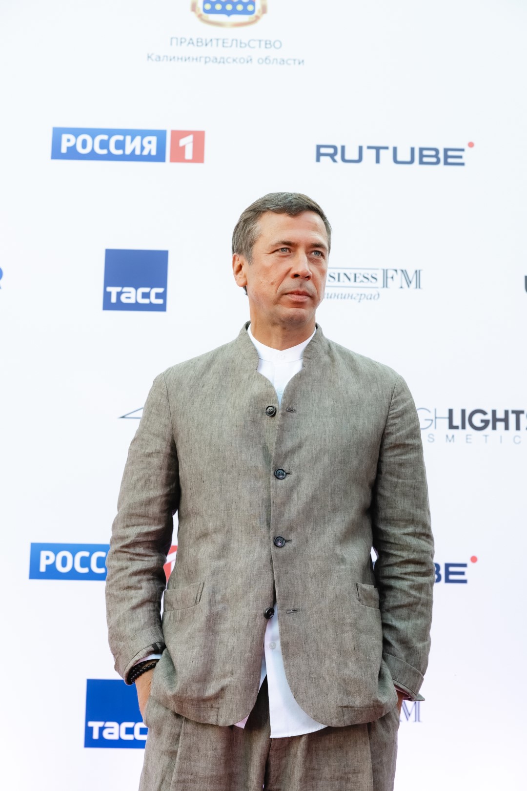 — «Короче»! (смеётся) 