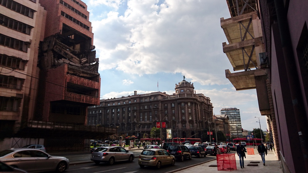 Слева - одно из зданий разрушенного в 1999 Министерства Обороны, о котором дальше, впереди - оживленный перекрестокФото: 3