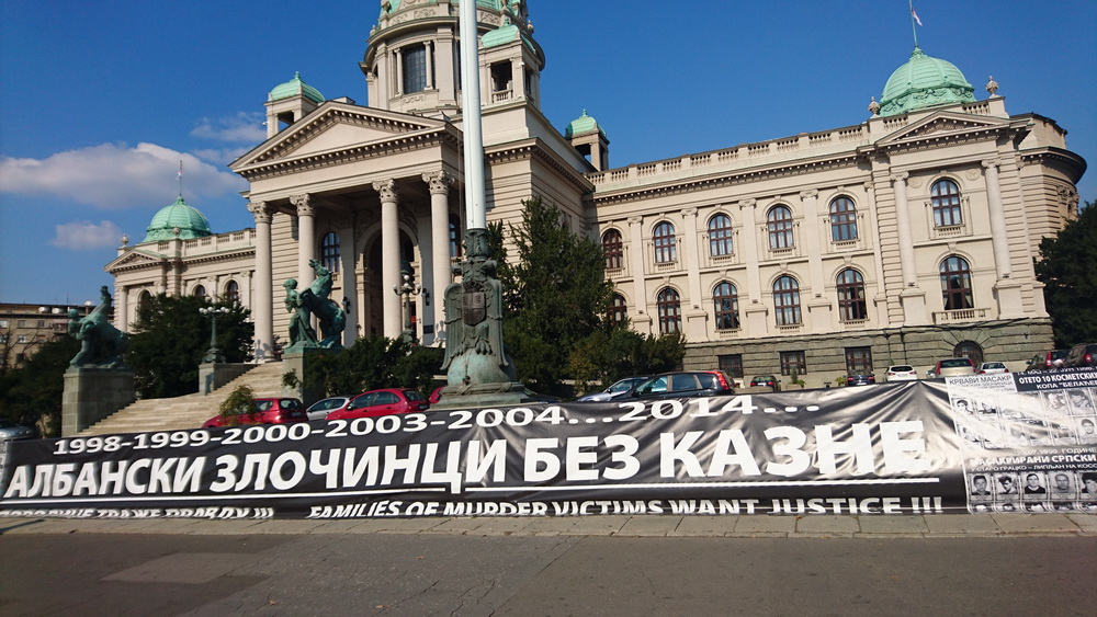 У сербов хорошая память. Прямо около здания парламента растянут огромный транспарант с надписью «Албанские безнаказанные злодеи» и фотографиямиФото: 1