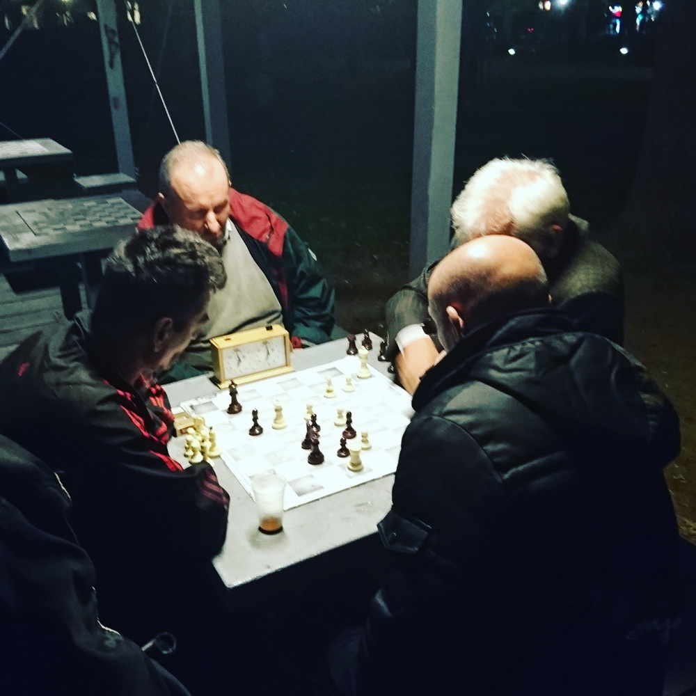 А вечерами сербы квасят самогон, играют в шахматы и вспоминают былоеФото: 9