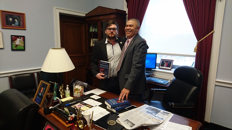 С конгрессменом Лейси Клеем. Конгрессмен подарил мне книгу своего отца - известного на все штаты борца за права афроамериканцев - и велел следить за соблюдением их прав в России.Фото: 4
