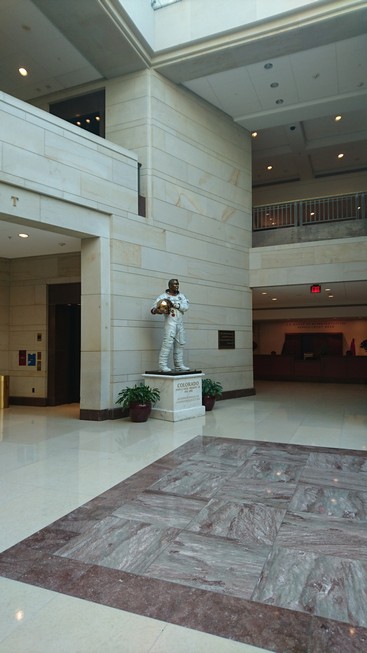В холле Сената расставлены памятники разным знаменитым сенаторам. Этот, от Колорадо, по совместительству космонавт.Фото: 5