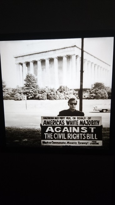 В здании мемориала Линкольну есть выставка, посвященная разным политическим событиям, проходившим здесь. Вот на этом фото - ультраправый мужчина, митингующий за белое большинство в 60-е.Фото: 9