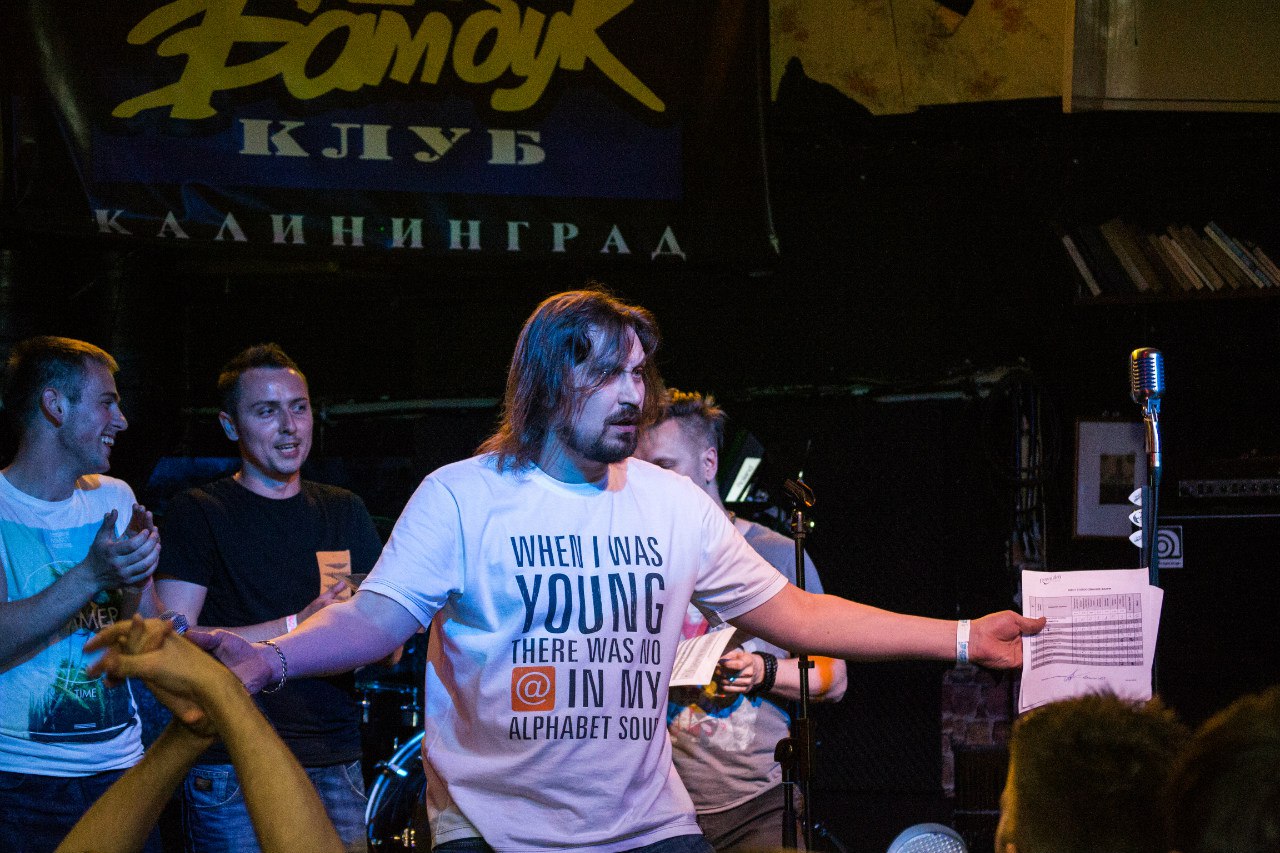 Фотография с финала Revolution Fest в Калининграде из сообщества в социальной сети «ВКонтакте»На фото – воображаемые обнимашки с толпой, возможно, девушекФото: 5
