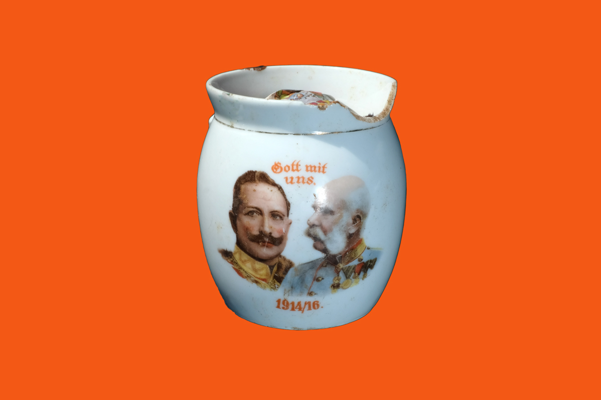 Чашка из фарфорового кофейного набора периода Первой мировой войны с портретами Императора Вильгельма и Кайзера Франца-Иосифа. Стоимость – 1500 рублей.Фото: 8