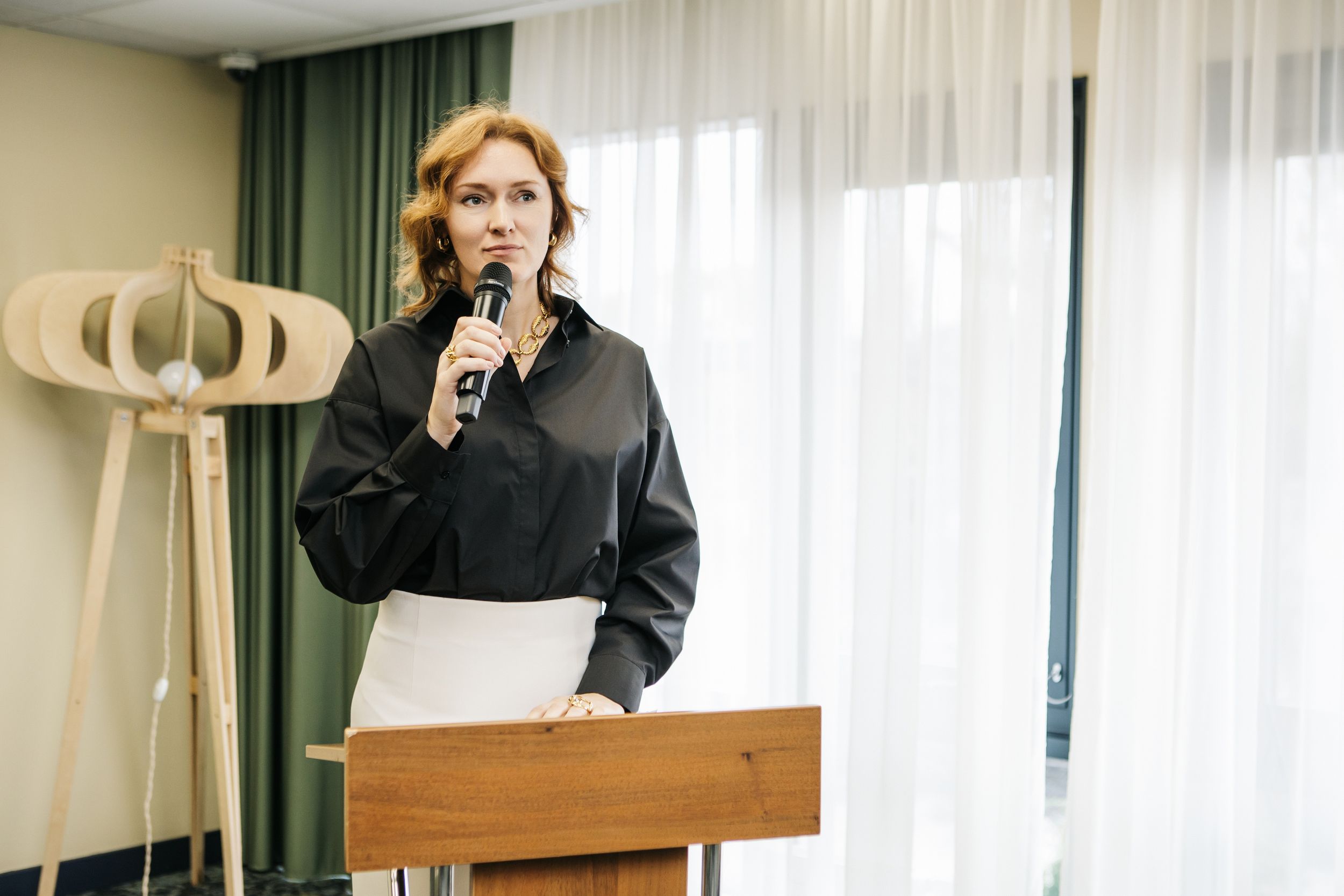 Ведущая форума Анастасия Де КруаФото: 2