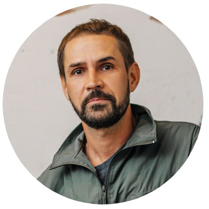 Павел Савельев, дизайнер-ремесленник, основатель и единственный сотрудник мастерской @decoremore
