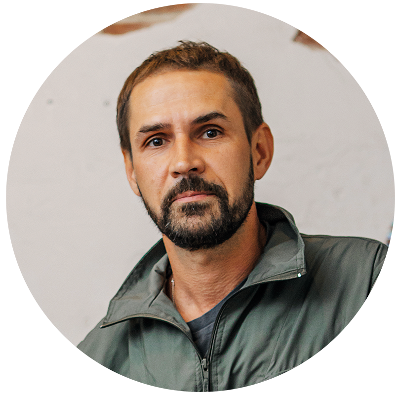 Павел Савельев, дизайнер-ремесленник, основатель и единственный сотрудник мастерской @decoremore