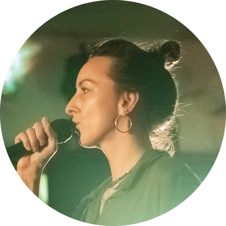 Яша Шульга, ввокалистка группы «Коса», художница