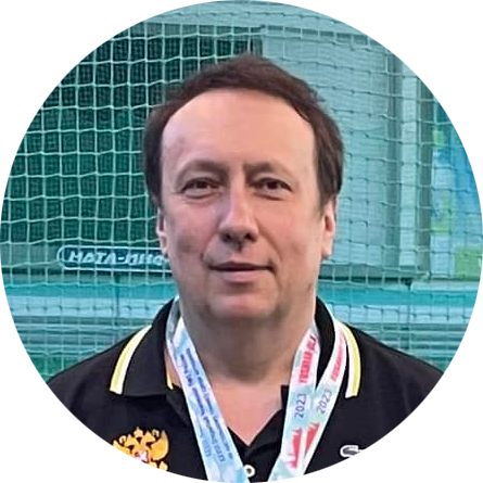 Георгий Рубинштейн, президент Федерации настольного тенниса Калининградской области, титулованный игрок, победитель чемпионатов, совладелец паба «Сэр Фрэнсис Дрейк»