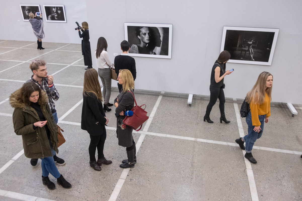 В Музее изобразительных искусств открыли выставку культового календаря Пирелли